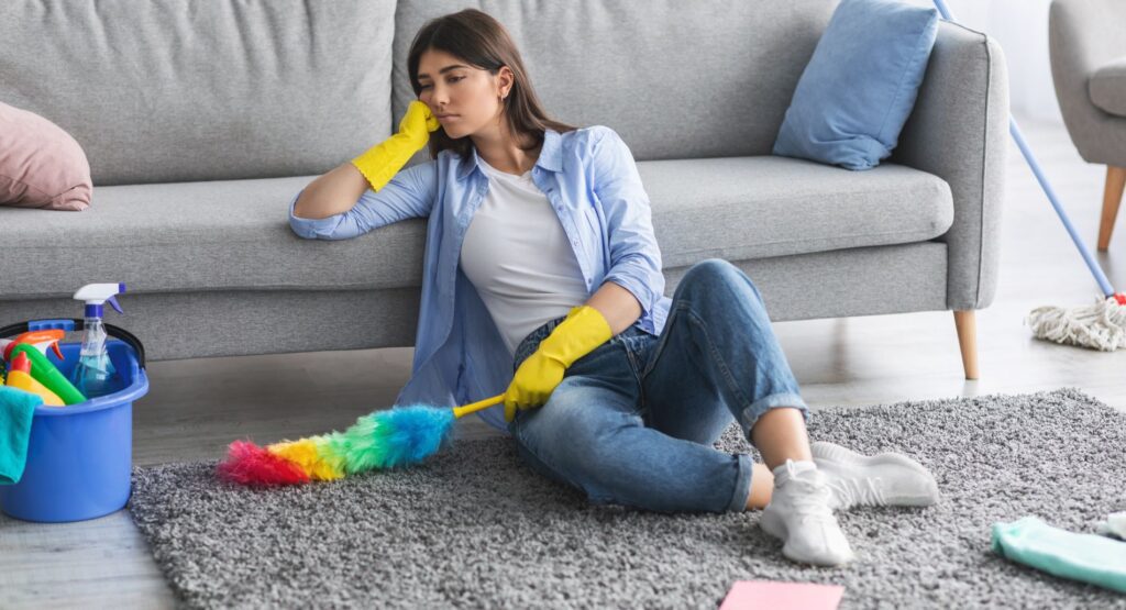 Neuredna i lenja? 6 priča koje se kriju iza haosa-neuredna-lenja-ADHD-depresija-anksioznost-perfekcionizam-hronični stres-umor-kreativni nered-trauma